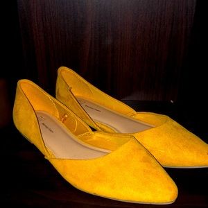 These NEVER WORN flats go with any jeans or dress